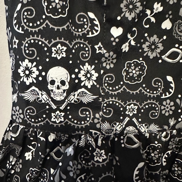 Please not this dress has skulls on it - Picture 2 of 2